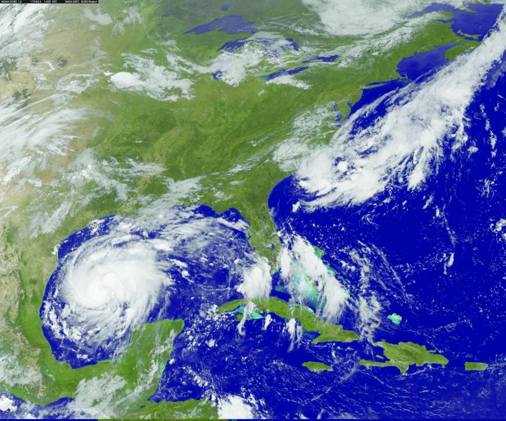 صورة بالأقمار الصناعية للإعصار (رويترز)