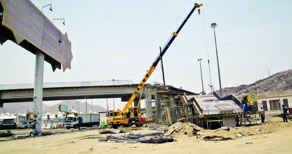 استكمال أجزاء جسر المشاة قرب مستشفى منى الوادي
(رصد وتصوير: أنس الحارثي)