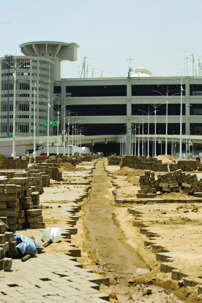 أرصفة الطرق باتجاه منشأة الجمرات
(رصد وتصوير: أنس الحارثي)