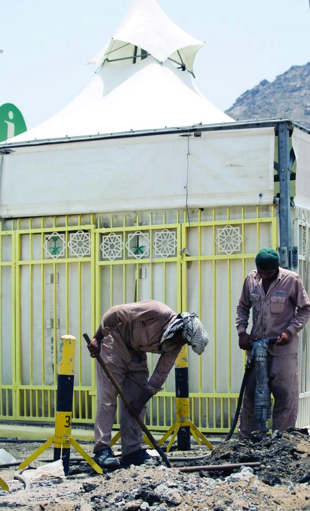 عمال يستكملون أعمال الصيانة
(رصد وتصوير: أنس الحارثي)