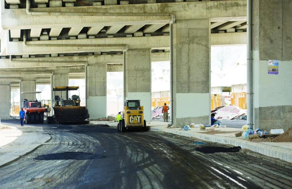 إصلاحات بالطرق عن طريق إعادة السفلتة
(رصد وتصوير: أنس الحارثي)
