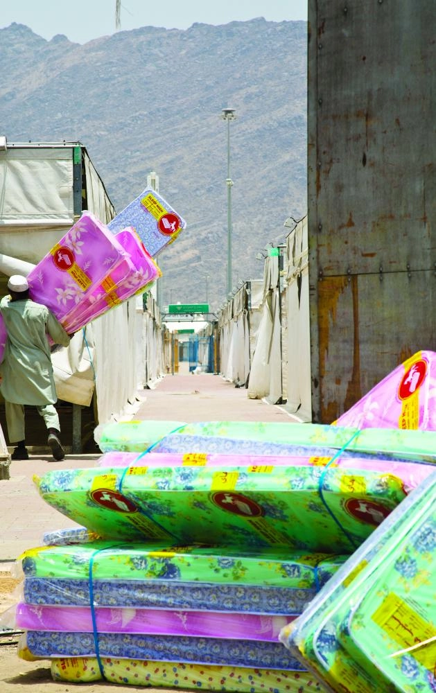 عامل  ينقل مراتب الأسرة داخل المخيمات
(رصد وتصوير: أنس الحارثي)