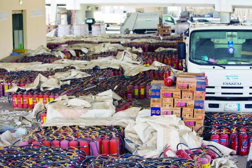 طفايات حريق قبل توزيعها على المخيمات 
(رصد وتصوير: أنس الحارثي)