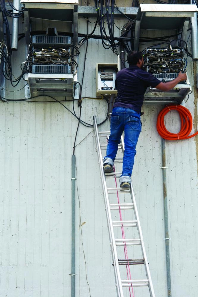 مهندس كهربائي يعمل على صيانة المكيفات 
(رصد وتصوير: أنس الحارثي)