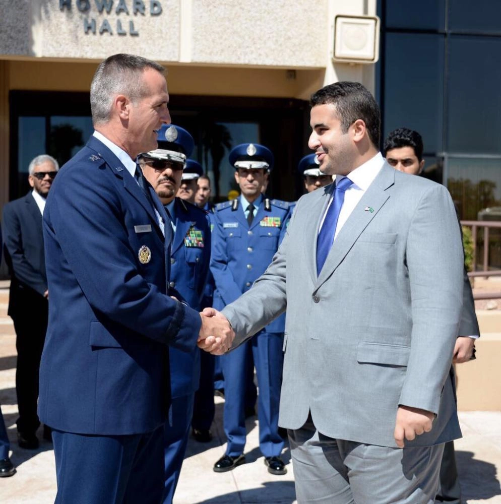 اللواء بيتر جيرستين قائد قوة نلس الأمريكية مستقبلا الأمير خالد بن سلمان (مكة)