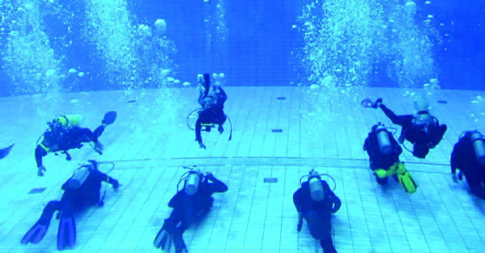 






 فريق الإنقاذ في تدريب على الغوص                             (مكة)