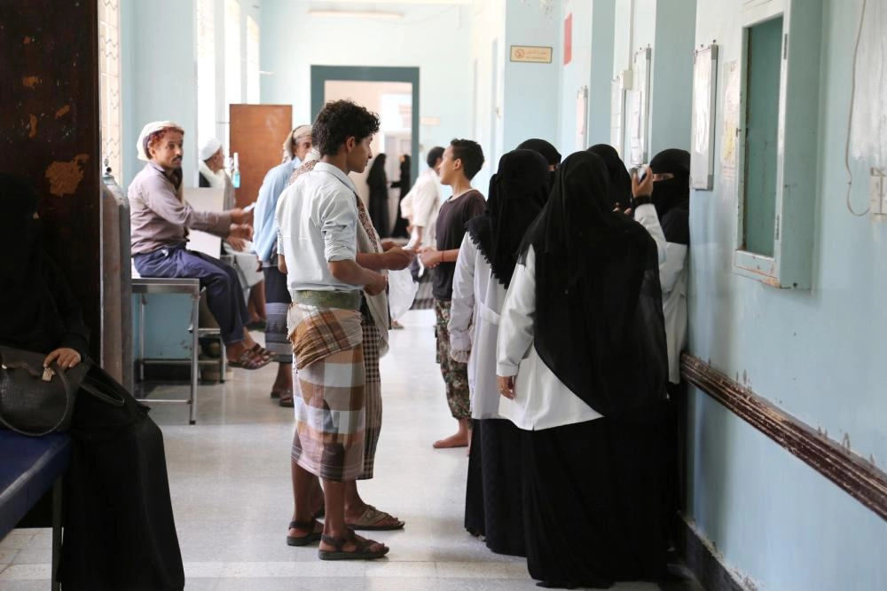 يمنيون يتحدثون لأقاربهم المصابين بالكوليرا في مستشفى بصنعاء (د ب أ)