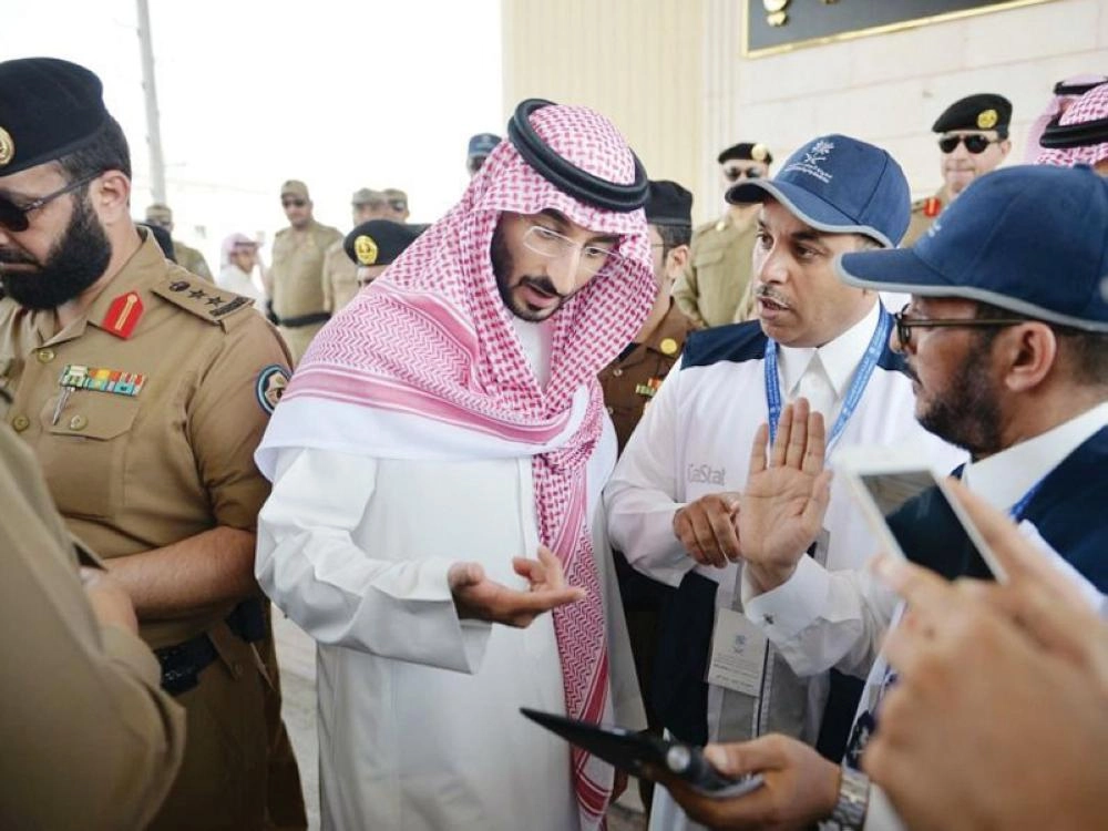 عبدالله بن بندر يستمع لشرح عن العمل                       (واس)