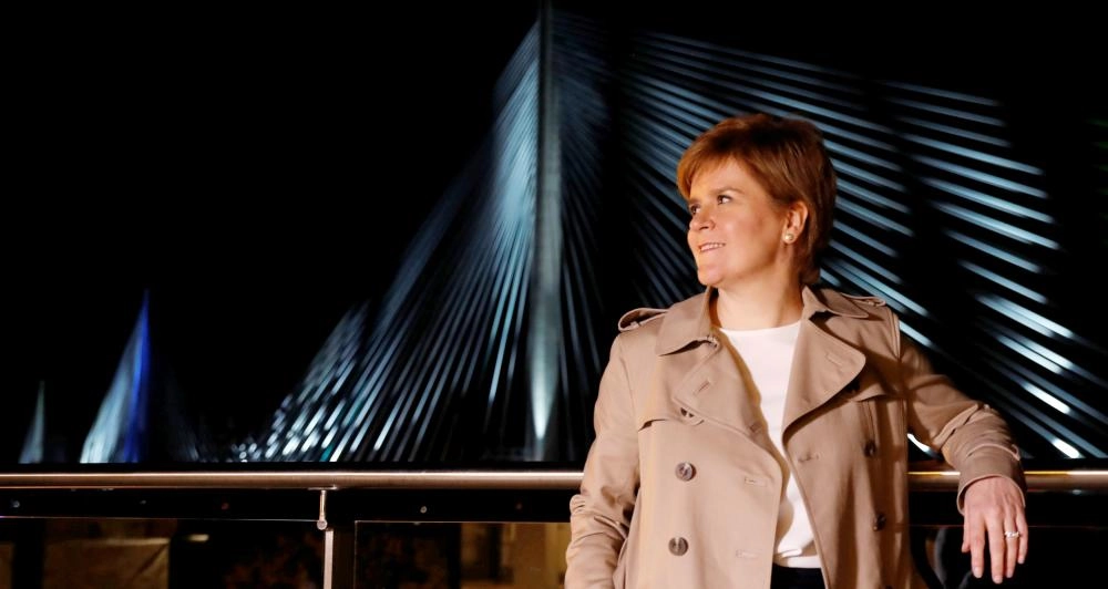 






وزيرة اسكتلندا تقف أمام الجسر           (رويترز)