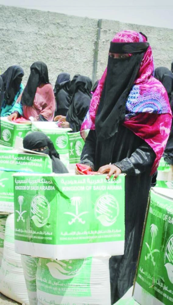 يمنيات في تعز يتسلمن المساعدات السعودية