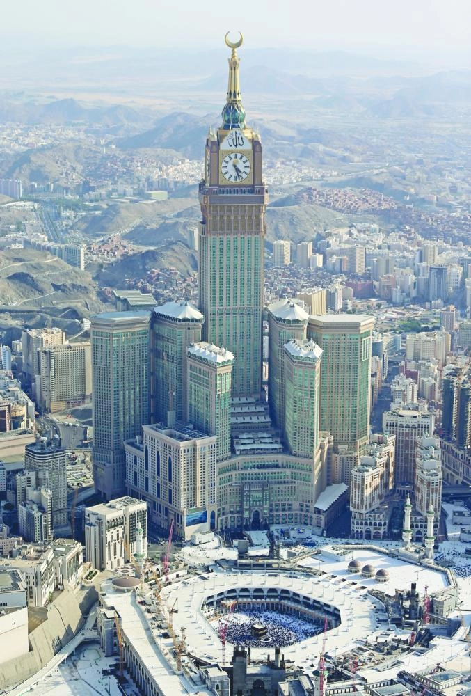 وقف الملك عبدالعزيز الذي يضم العديد من الفنادق           (ياسر بخش)