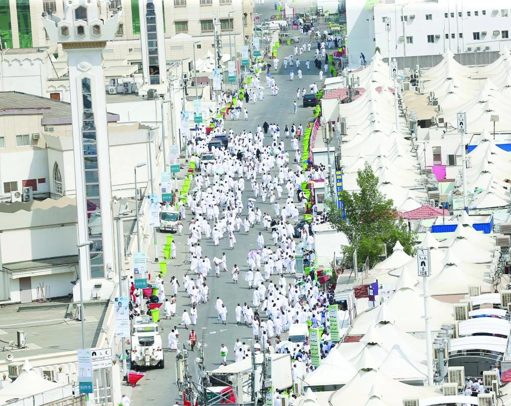 حجاج لدى وصولهم إلى منى أمس                                                              (ياسر بخش)