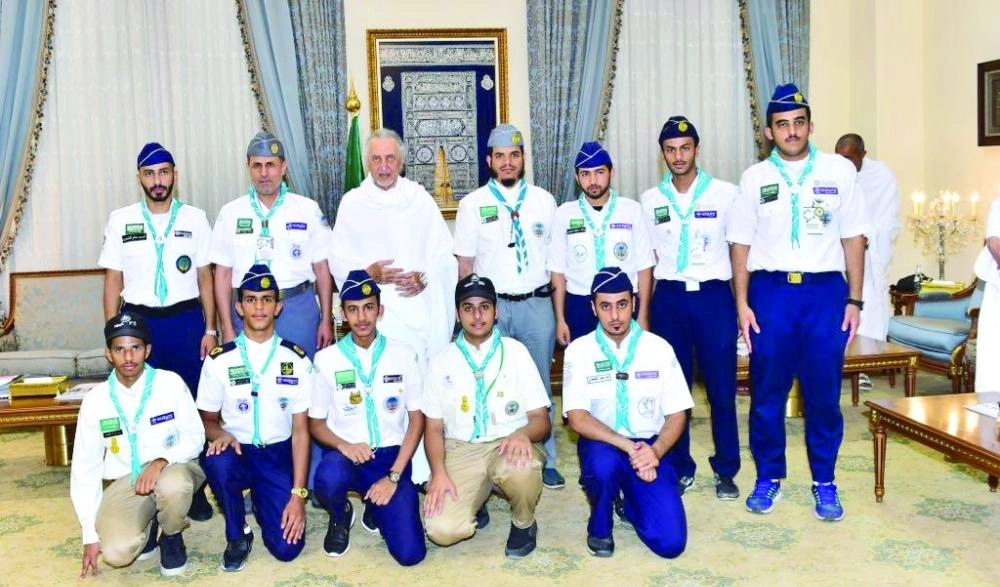 خالد الفيصل مستقبلا وفد جمعية الكشافة                                                           (واس)