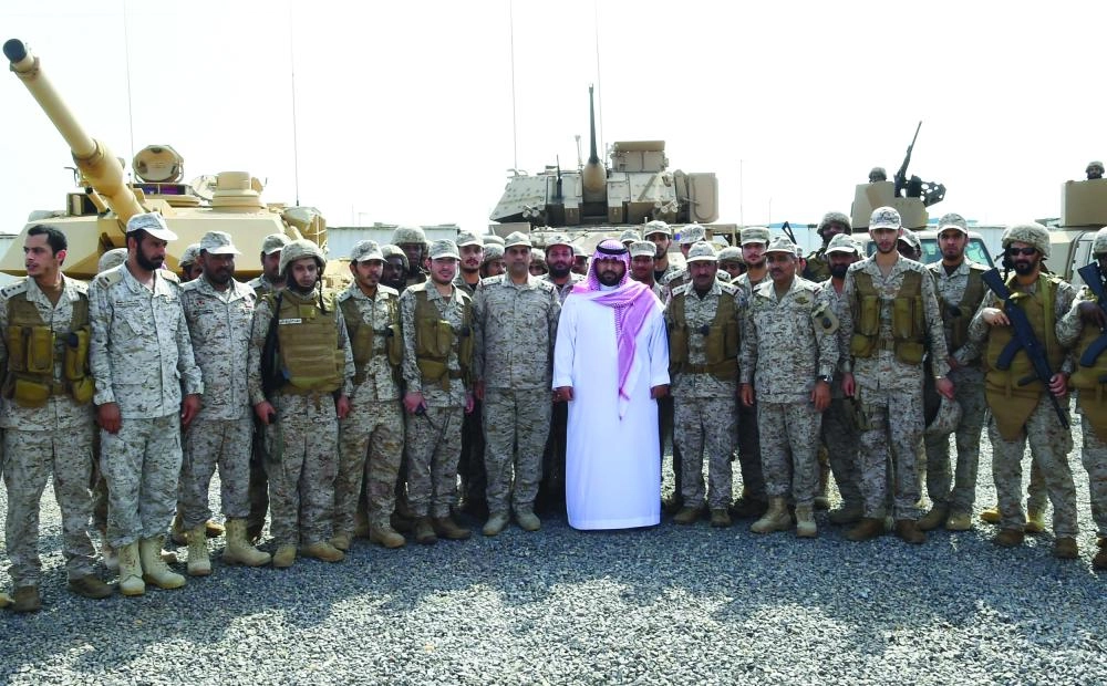 






محمد بن عبدالعزيز متوسطا عددا من المرابطين بالحد الجنوبي أمس            (واس)