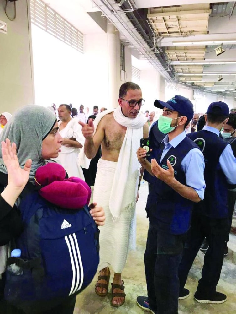  منسوبو الهيئة يرصدون الهواء بجسر الجمرات أمس (واس)