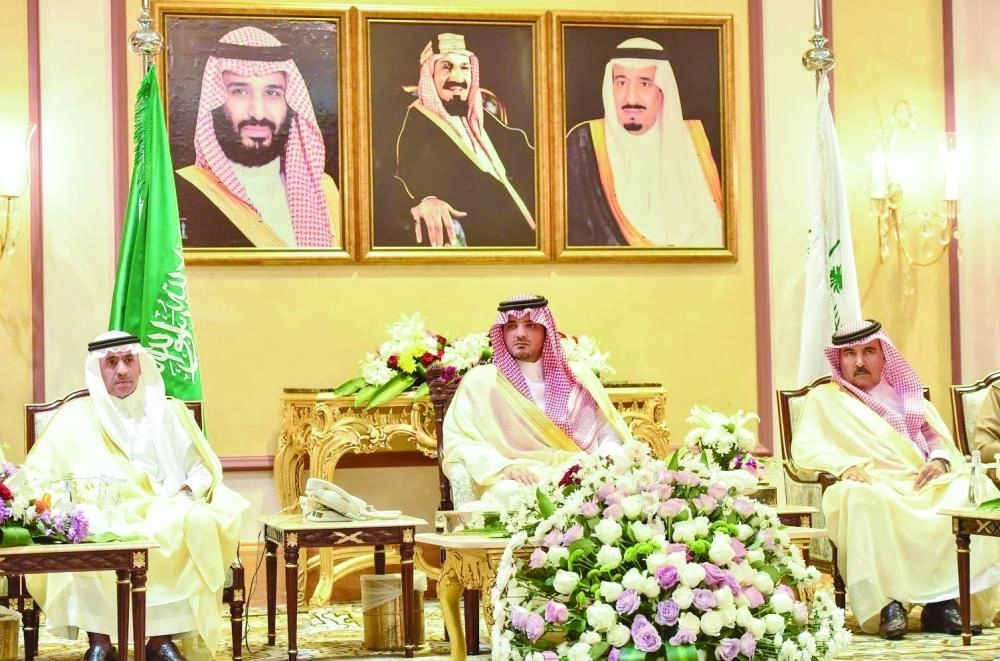 عبدالعزيز بن سعود خلال لقائه مديري القطاعات الأمنية وقادة قوات أمن الحج والقوات العسكرية المشاركة في تنفيذ خطط أمن الحج أمس الأول                                                              (واس)