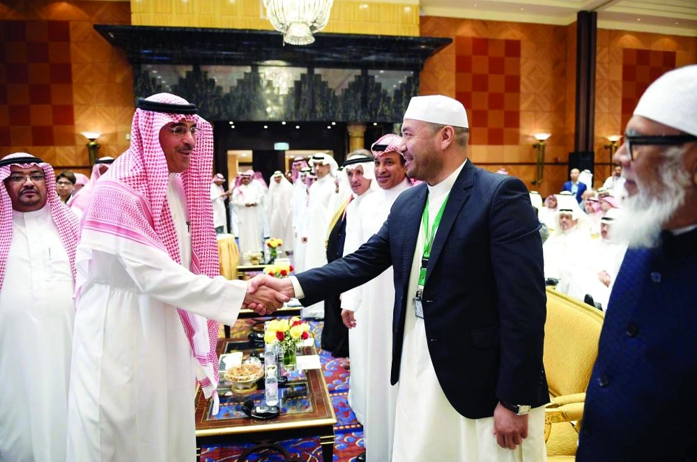 






.. ومصافحا أفراد الوفود