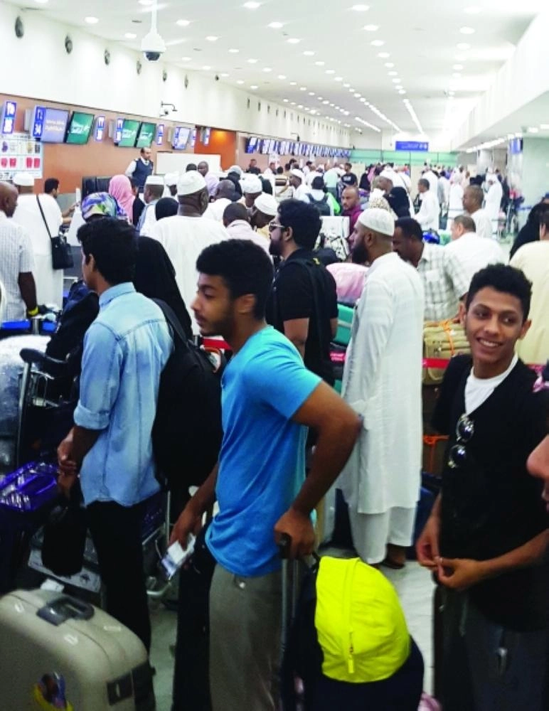 المسافرون خلال تسليم أمتعتهم أمس                 (مكة)