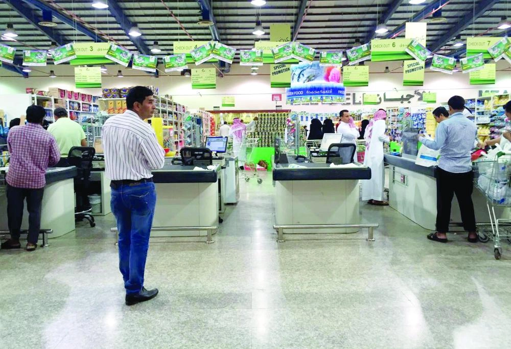 






متسوقون داخل مركز لبيع السلع                                                            (مكة)