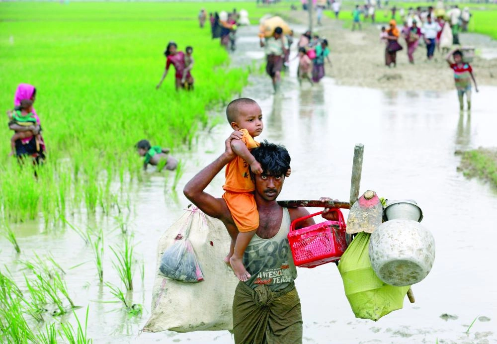 






المئات من النازحين الروهينجيين بعد عبورهم الحدود إلى بنجلاديش                                      (رويترز)