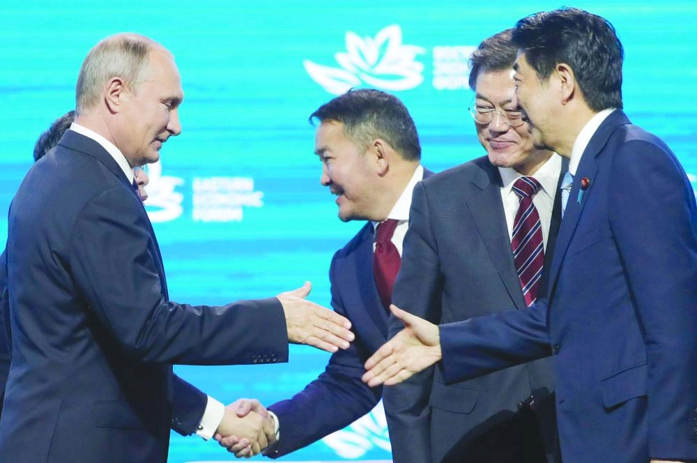 






فلاديمير يصافح شينزو آبي بحضور الرئيس الكوري الجنوبي   (إ ب أ)