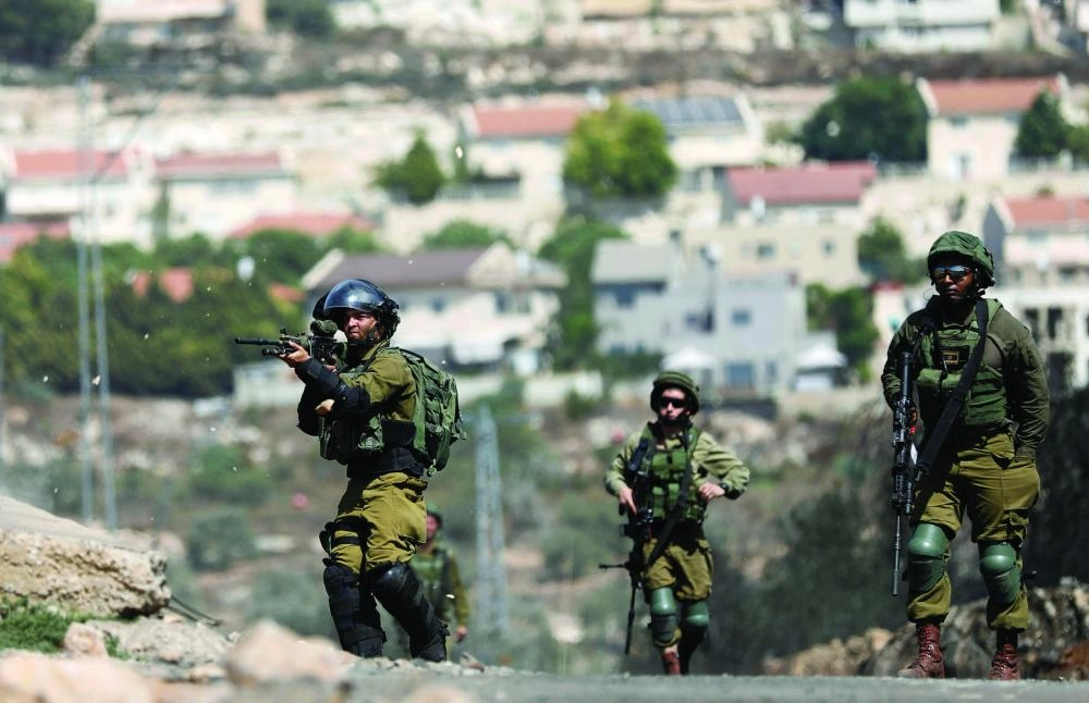 






 جنود الاحتلال يستخدمون الرصاص الحي ضد الفلسطينيين في الضفة  (رويترز) 