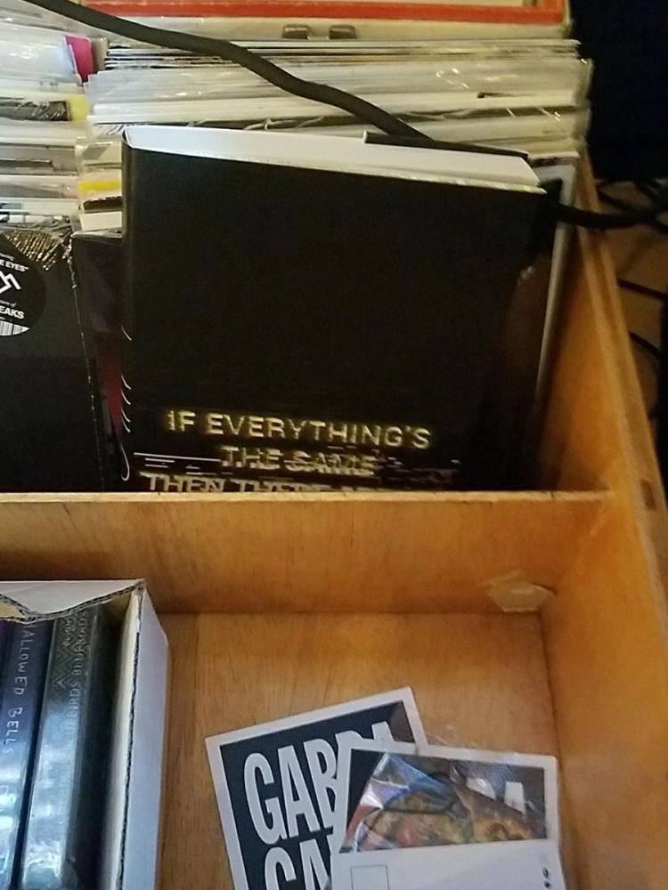 أحد الكتب المخبأة ( تويتر  #UncensoredDC)