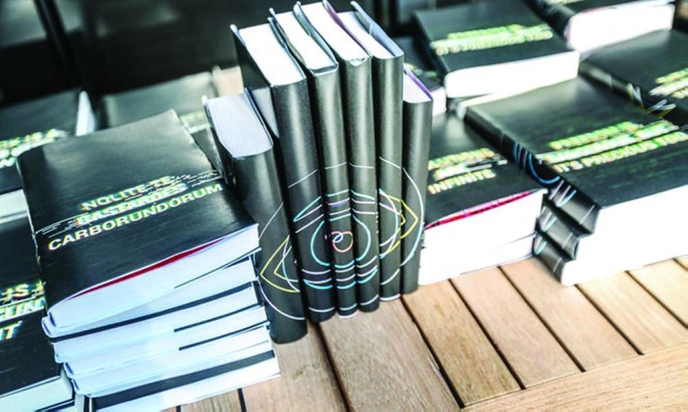 شكل الكتب الممنوعة بالغلاف الأسود (Bustle)