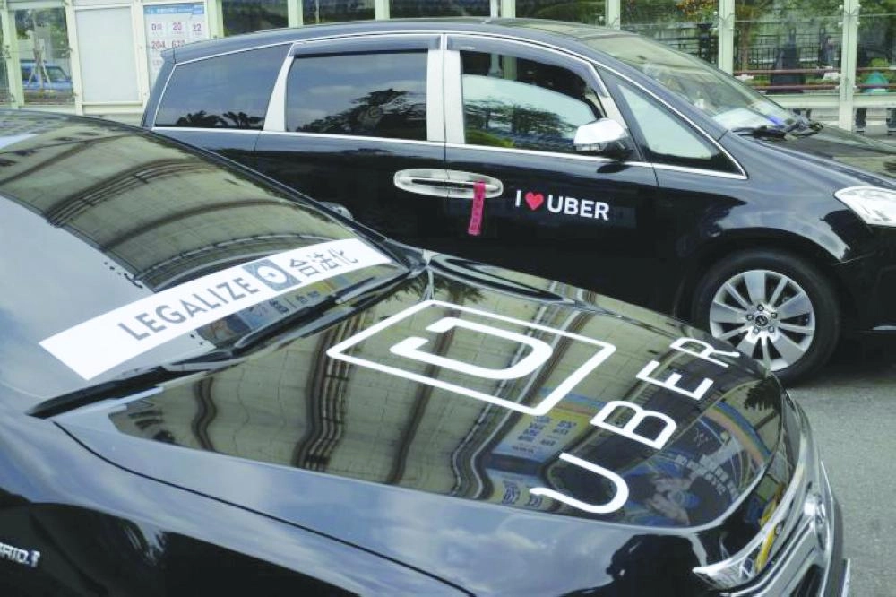 






 سيارات لأوبر أحد تطبيقات التاكسي الذكي                       (مكة)