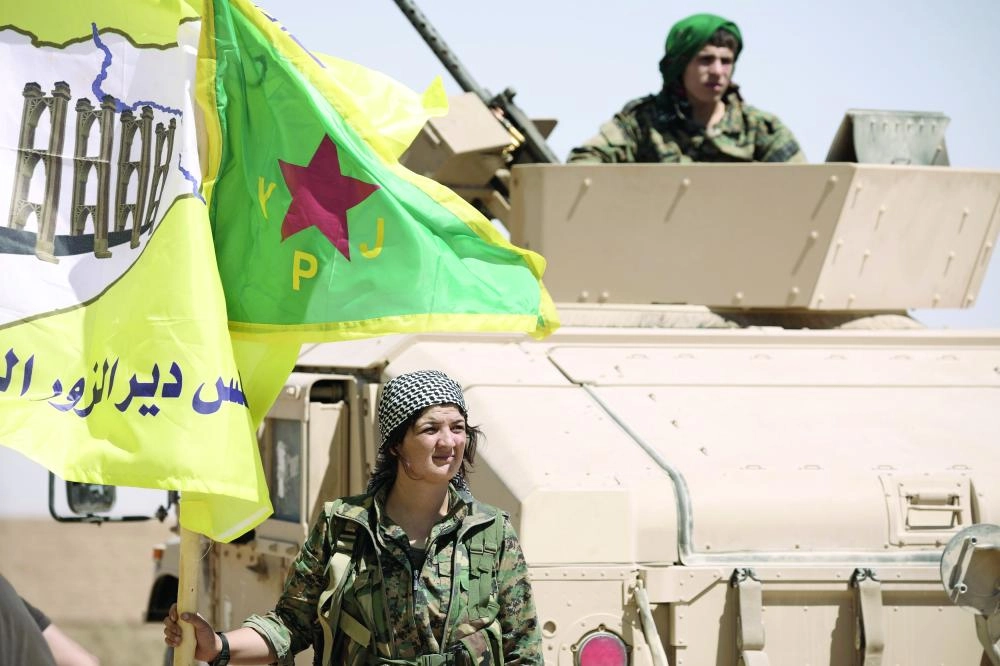 






مقاتلة من قسد تقف بجوار دبابة في قرية أبوفأس بالحسكة     (رويترز)