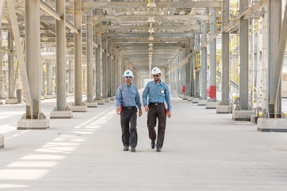 






مهندسان أثناء عملهما في معمل للغاز                                                                                                            (مكة)