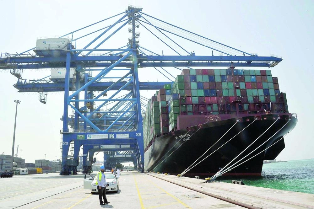 






ناقلة في ميناء جدة                                                                     (مكة)