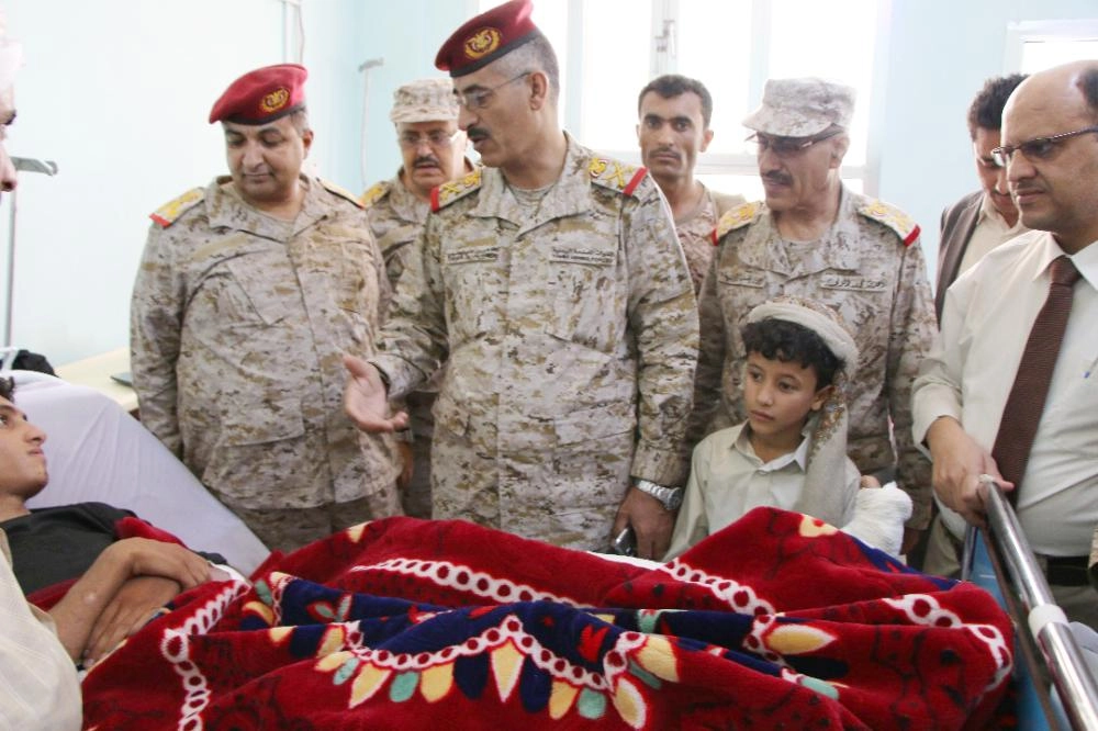 






رئيس الأركان طاهر العقيلي يتفقد الجرحى في مأرب        (سبأ نت)