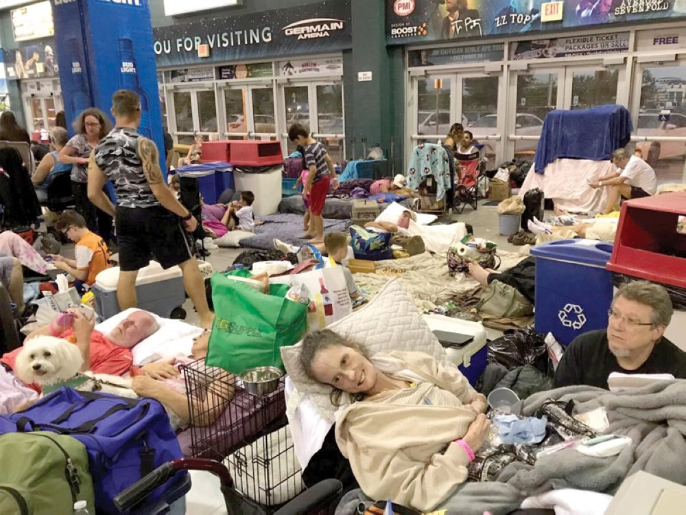 نازحون من إعصار إرما يفترشون الشوارع داخل منطقة جيرمان بفلوريدا أمس (رويترز)