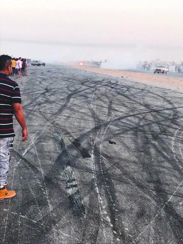 مفحطون ومتجمهرون