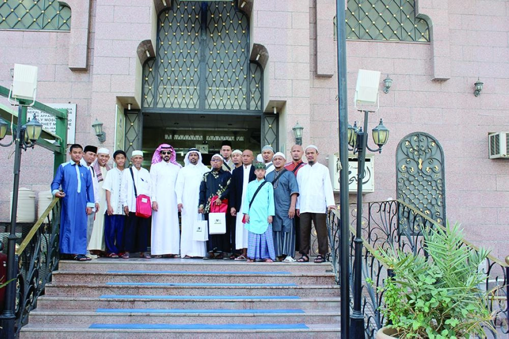 وفود الحجاج أثناء زيارتهم للمكتبة (مكة)