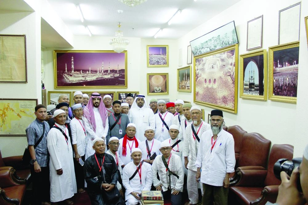 






وفود الحجاج أثناء زيارتهم للمكتبة                                        (مكة)