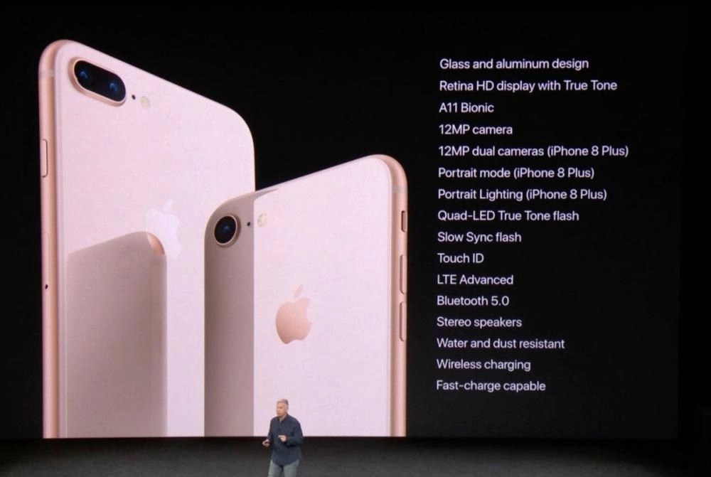 خلال التحدث عن مواصفات الايفون الجديد (مكة)