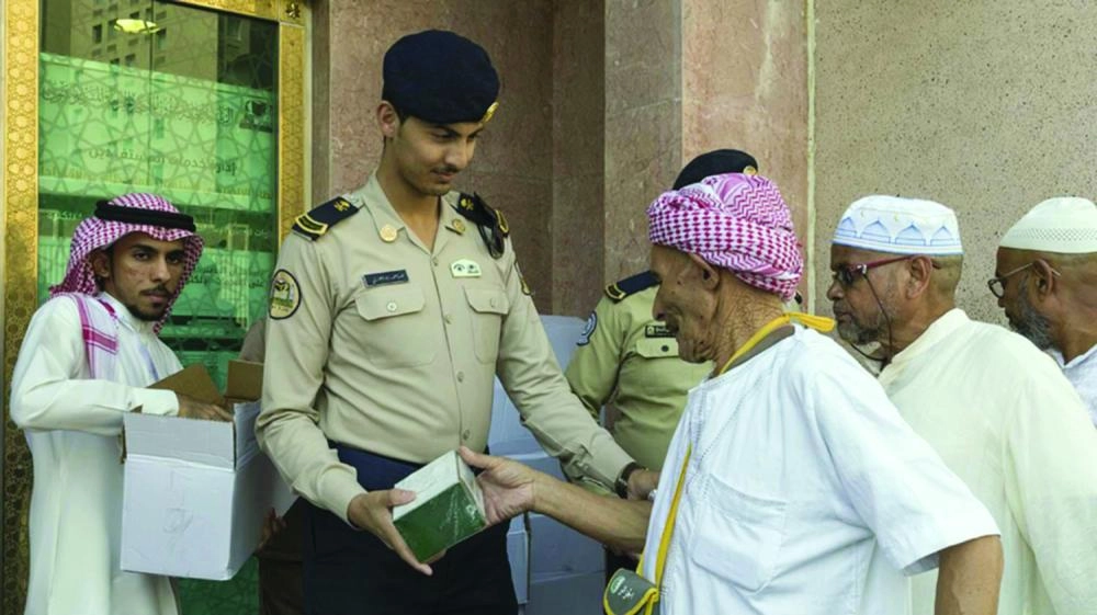 






حجاج يتسلمون الهدايا                                              (مكة)