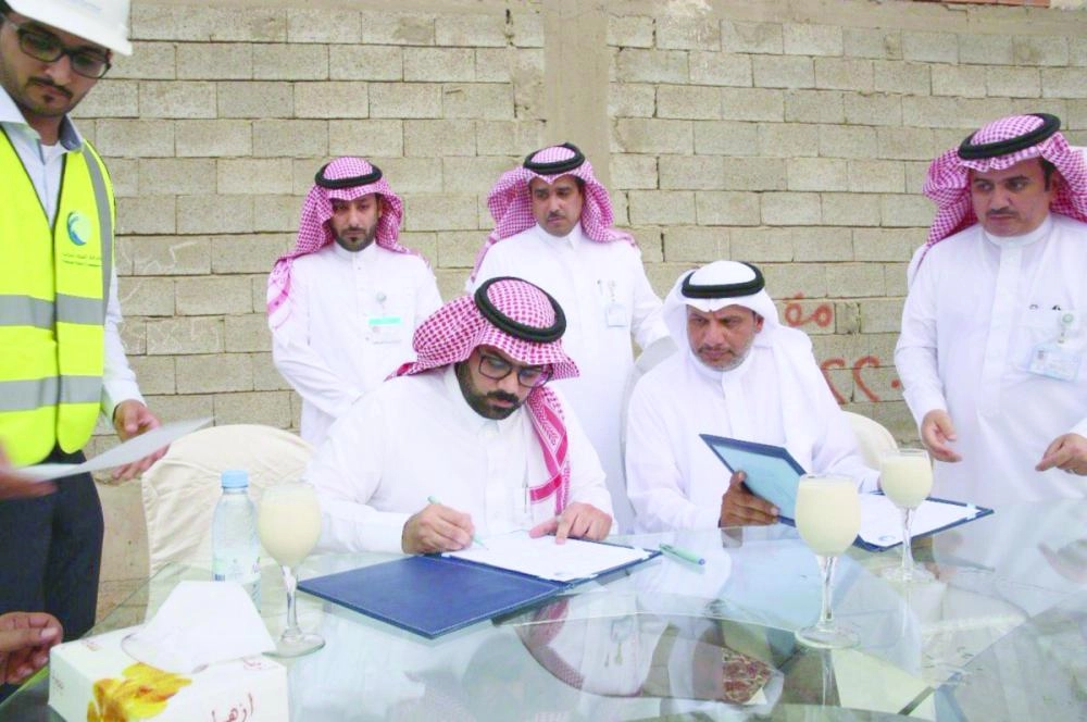 






مراسم تسليم المشروع للمقاول                                    (واس)