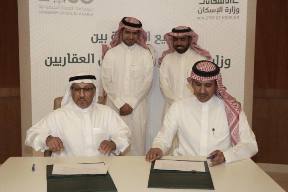 أثناء التوقيع مع أحد المطورين (مكة)