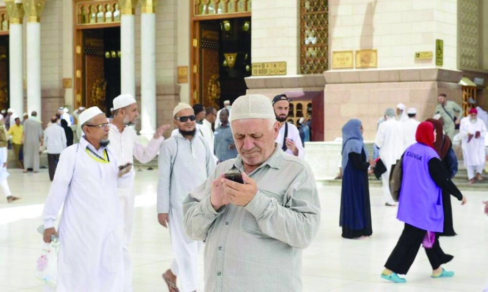 






حاج تركي أثناء استخدام مواقع التطبيقات                                                                                                             (واس)