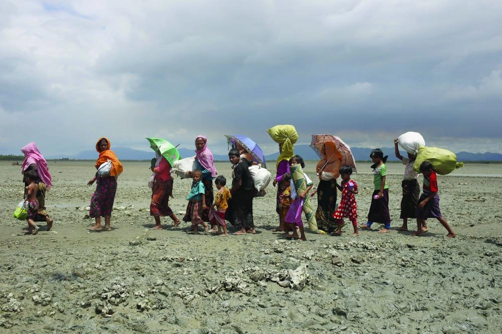 Refugees of the Muslim Rohingya minority walk with their belongings to a refugee camp in Teknaf, Bangladesh, 14 September 2017. Photo: Mehedi Hasan/Pacific Press via ZUMA Wire/dpa