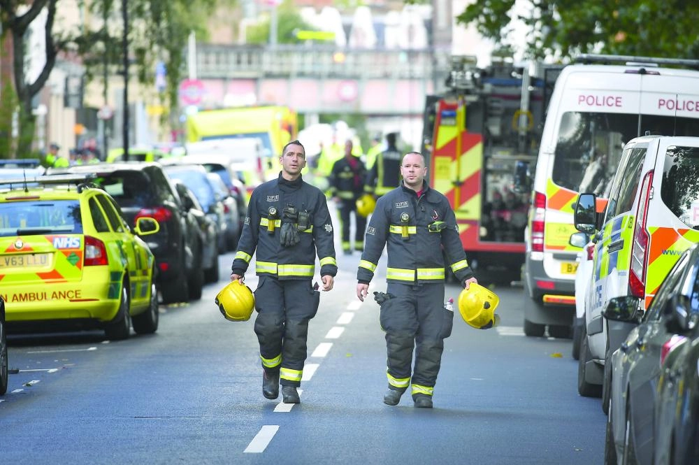 






رجال الإسعاف وسياراتهم بجوار محطة بارسونز جرين بلندن                   (د ب أ)