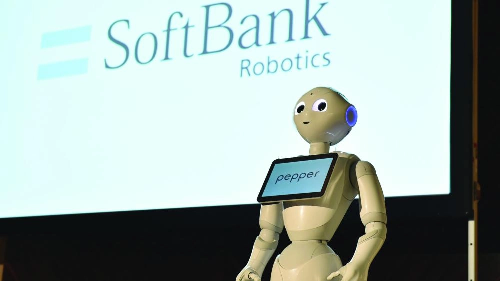 






 الروبوت بايبر الذي طورته سوفت بنك                                                                                                                    (مكة)