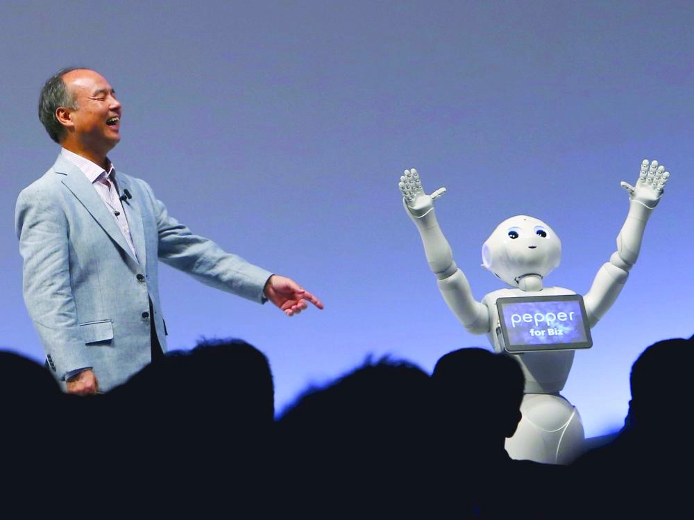 






مسؤول في سوفت بنك يتحدث مع روبوت أثناء مؤتمر صحفي                  (مكة)