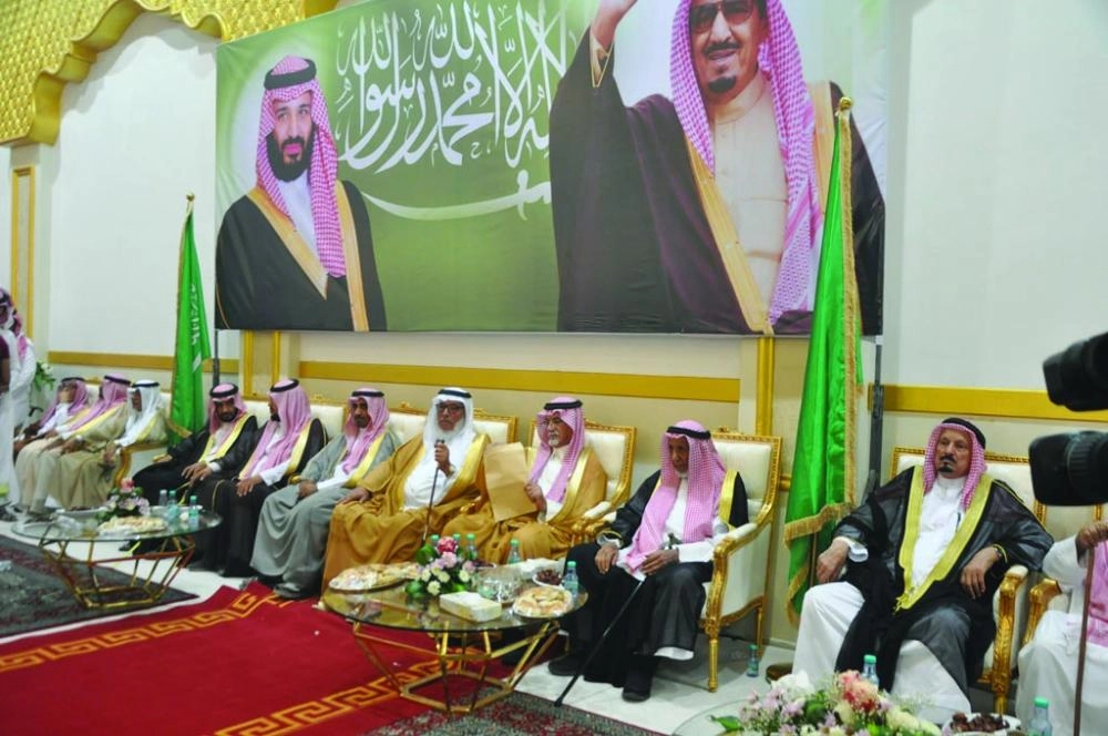 الشيخ طالب يتوسط شيوخ القبائل الحاضرة