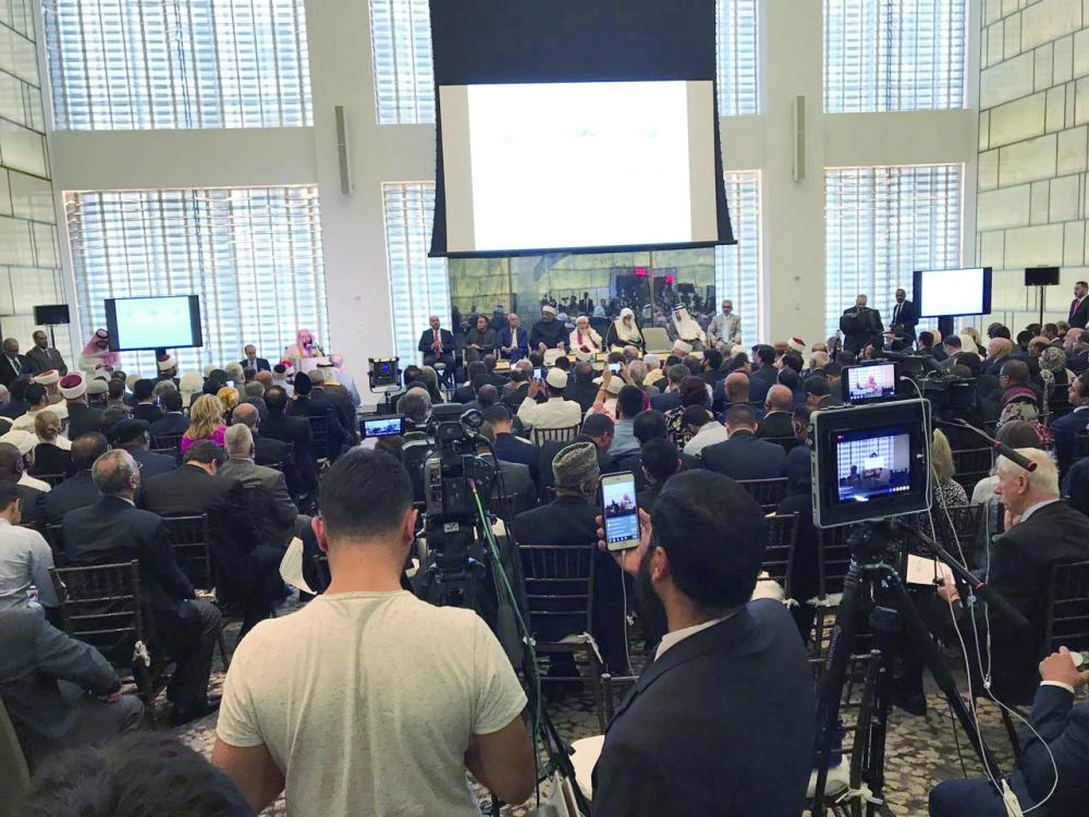 وسائل الإعلام تتابع جلسات المؤتمر