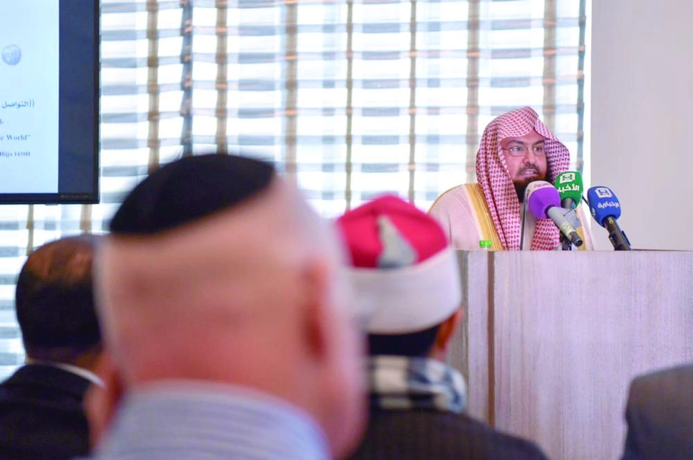 






السديس يتحدث أمام الحضور