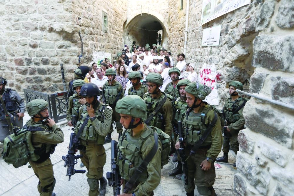 






مستوطنون يقتحمون القدس القديمة بحراسة قوات الاحتلال              (إ ب أ)